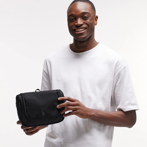 Person hält die Waschtasche  aus Ocean Impact Plastic von Got Bag in der Hand