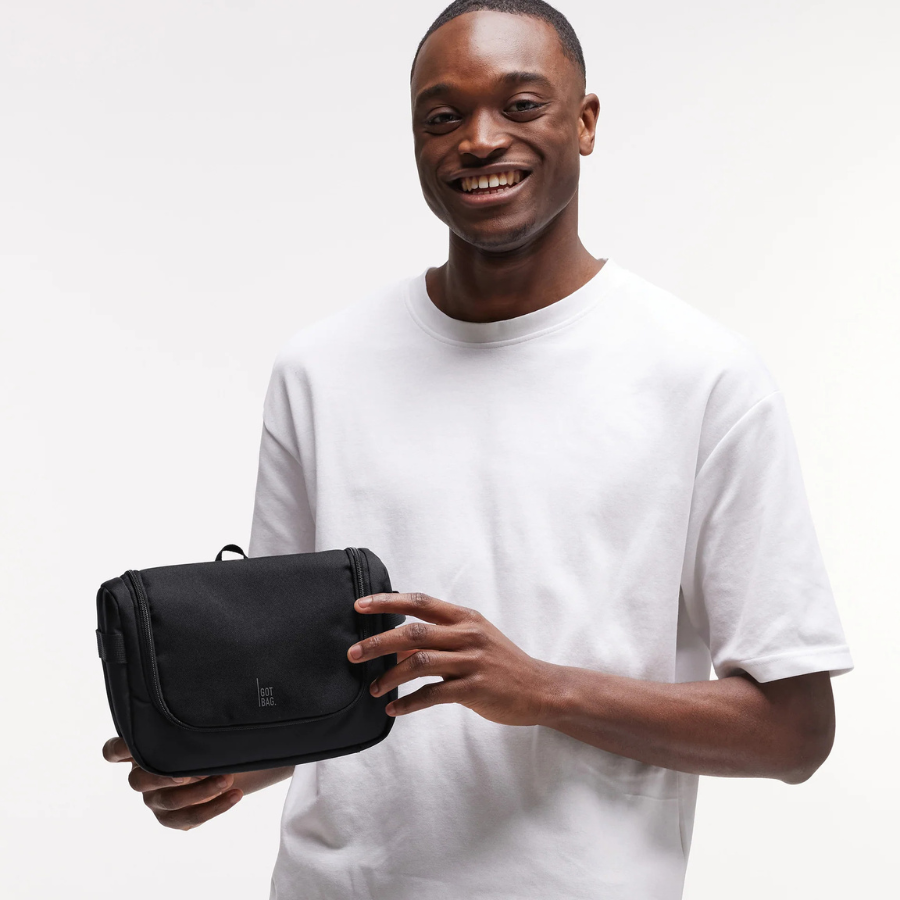 Person hält die Waschtasche  aus Ocean Impact Plastic von Got Bag in der Hand