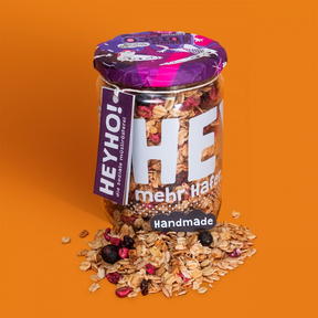 Berry Berry Disco Bio-Granola Müsli (240g Glas) mit orangen Hintergrund