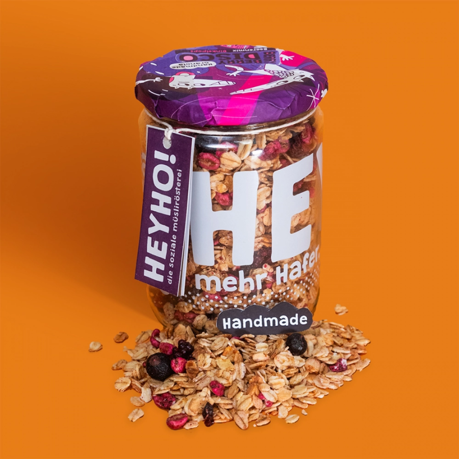 Berry Berry Disco Bio-Granola Müsli (240g Glas) mit orangen Hintergrund