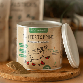 Futtertopping Knochen & Gelenke von Hunderunde. Dose geöffnet mit Löffel