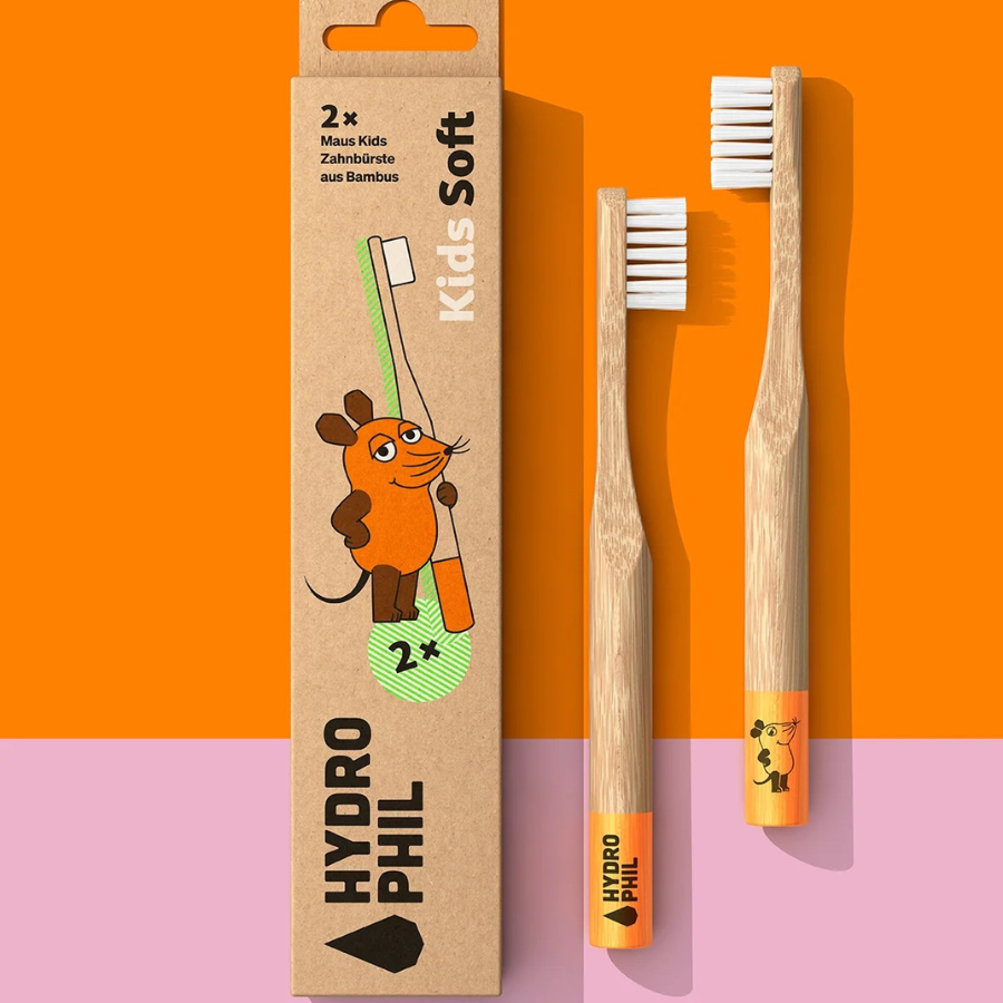 Zahnbürste für Kinder mit der Maus vor buntem Hintergrund