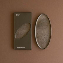 Kaffeeform Tray – Dekotablett Coffee vor dunklem Hintergrund