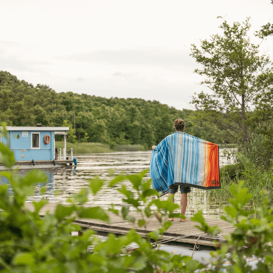 Person trägt Langbrett Klimahandtuch 2024