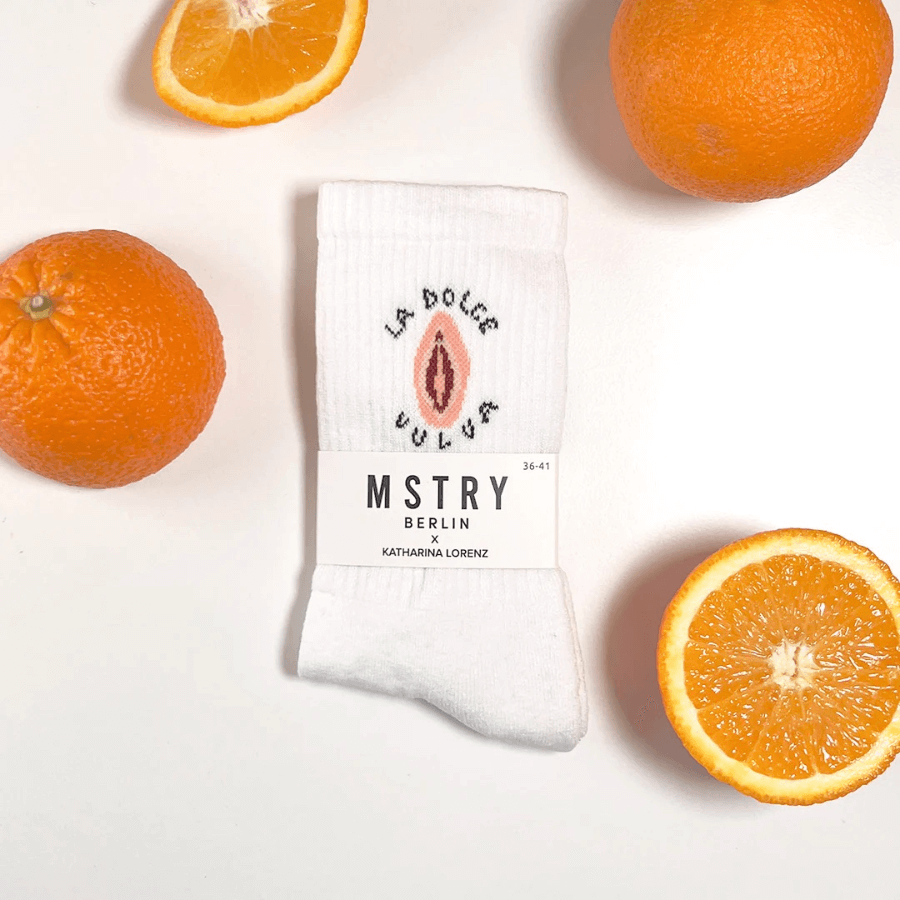 Mstry Socken La dolce Vulva weiß mit Verpackung und Orangen