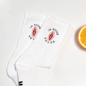Mstry Socken La dolce Vulva weiß mit Verpackung und Orange