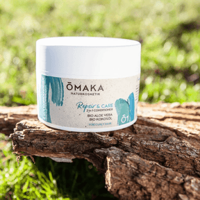 2in1 Conditioner von ŌMAKA auf einem Baumstamm