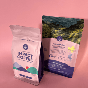 Limmu Filterkaffee von Plastic2Beans – Verpackung von vorne und hinten vor pinken Hintergrund