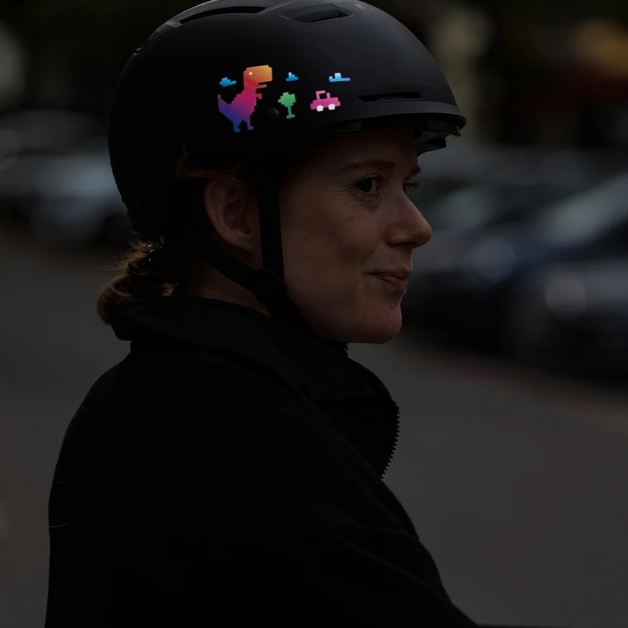 Reflektierende Sticker & Formen – Größe S T-Rex Rainbow an einem Helm im Dunklen 