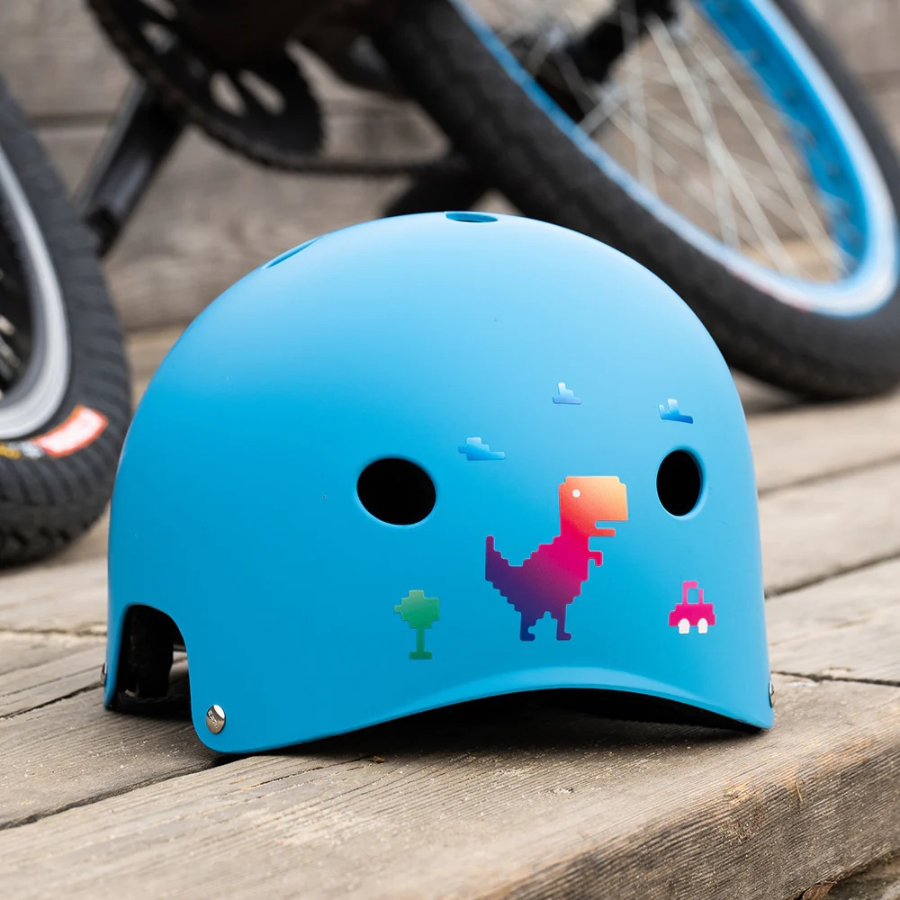 Reflektierende Sticker & Formen – Größe S T-Rex Rainbow an einem blauen Helm