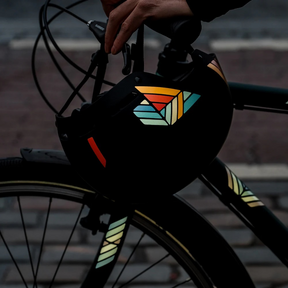 Reflexierende Sticker & Formen – Größe M. Motiv Delta am Helm und Fahrrad im Dunklen