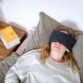 Person liegt im Bett und hat das Shakti Augenkissen auf den Augen