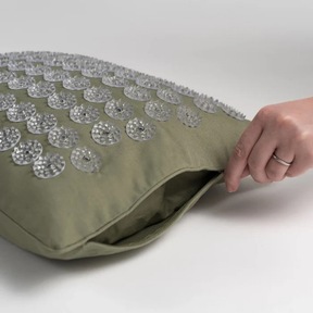 Reißverschluss von dem Shakti Premium Kissen – Salbeigrün