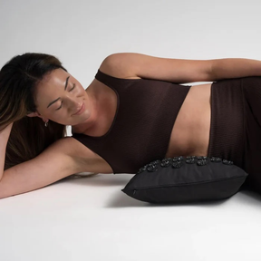 Person liegt seitlich auf dem Shakti Premium Kissen – Onyxschwarz