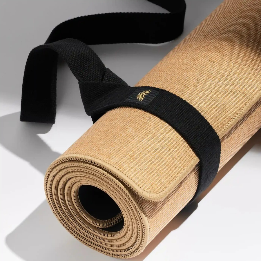 Shakti Yogamatte – Sandelholz zusammengerollt mit Gurt