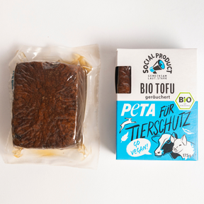 Bio-Tofu von social product neben der Verpackung