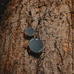 1 Sonnenglas Adventure Mount Mini und ein großes hängen an einem Baum