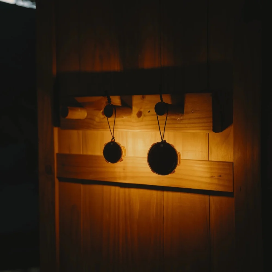 1 Sonnenglas Adventure Mount Mini und ein großes hängen leuchtend an einer Wand 