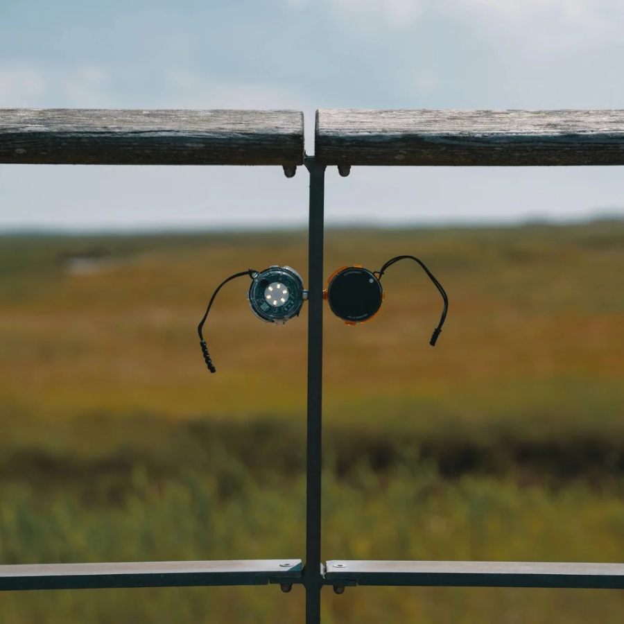 2 Sonnenglas Adventure Mount Mini mit Solarmodul an einem Metallgeländer