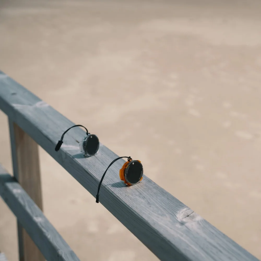 2 Sonnenglas Adventure Mount Mini mit Solarmodul auf einem Geländer