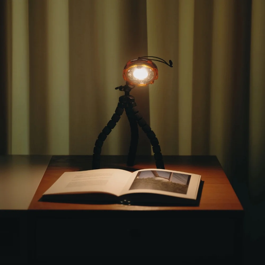 Sonnenglas Adventure Mount Mini mit Solarmodul auf einem Stativ