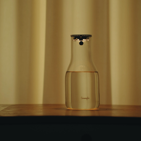 Sonnenglas Lichtkaraffe mit Solarmodul steht auf einem Tisch