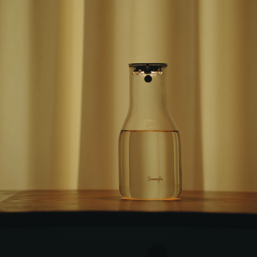 Sonnenglas Lichtkaraffe mit Solarmodul steht auf einem Tisch