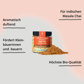 Chai Tee in Glasverpackung mit Gewürzhäufchen von vorne mit Impact