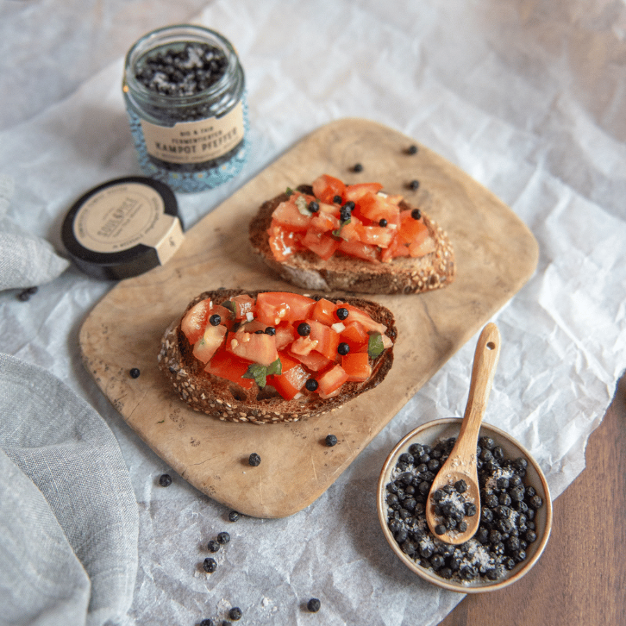 Zwei Brote mit Tomate und Fermentierten Kampot Pfeffer (ganz) Bio von SoulSpice