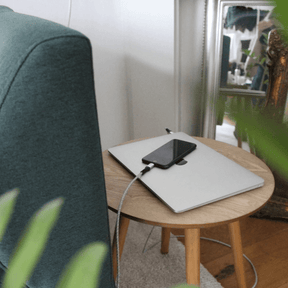 Handy wird mit Syllucid USB Kabel A zu Lightning aufgeladen