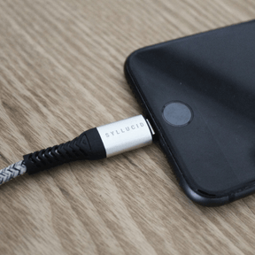Handy wird mit Syllucid USB Kabel A zu Lightning aufgeladen