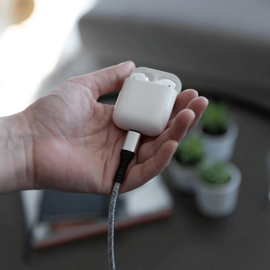 Airpods werden mit Syllucid USB Kabel A zu Lightning aufgeladen
