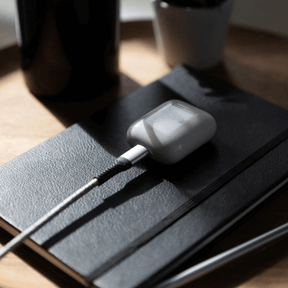 Airpods werden mit Syllucid USB Kabel A zu Lightning aufgeladen
