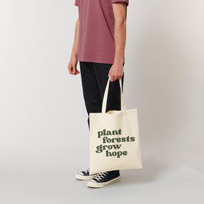 Person steht und hält den Jutebeutel Hope von The Generation Forest 