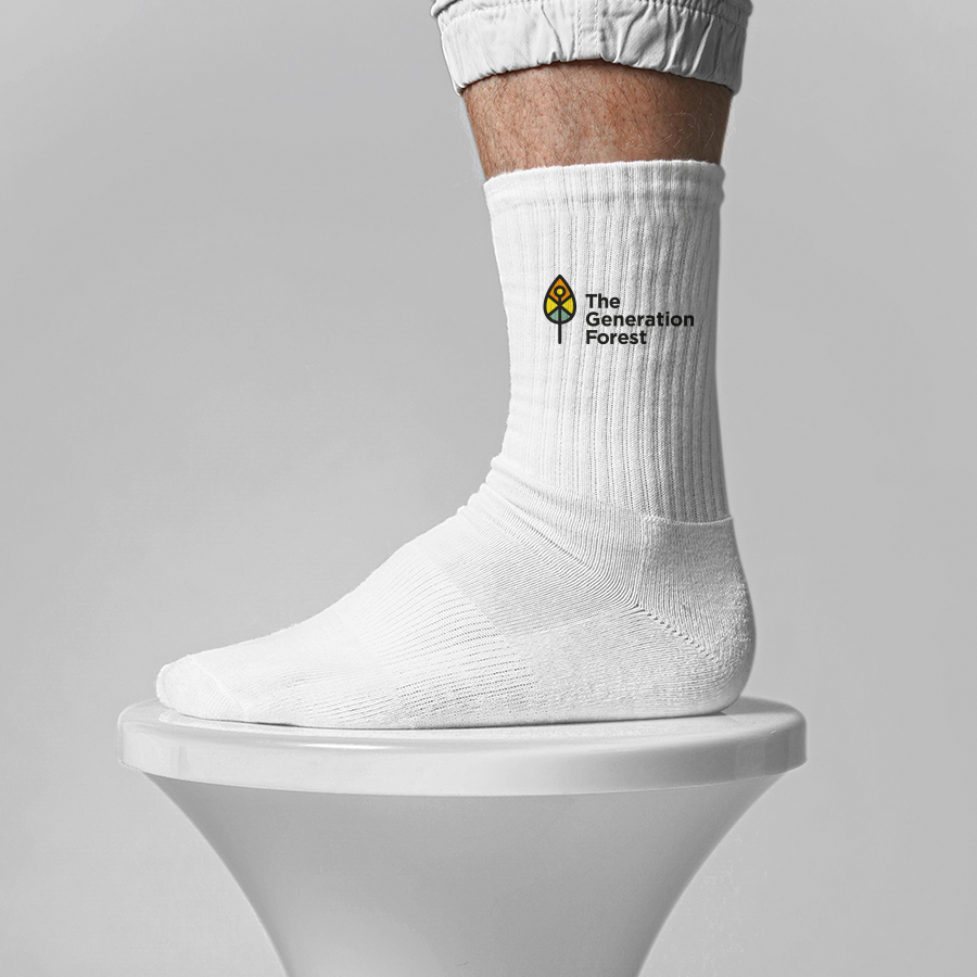 Person trägt die Socken von The Generation Forest und steht auf einem Hocker