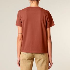 Person trägt das T-Shirt in Heritage Brown von The Generation Forest – von hinten