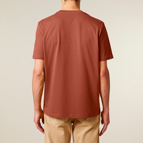 Person trägt T-Shirt Unisex Heritage Brown von The Generation Forest – von hinten
