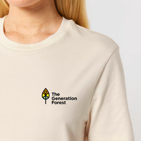 Person trägt T-Shirt Unisex Natural Raw von The Generation Forest – von vorne mit Logo von nahem
