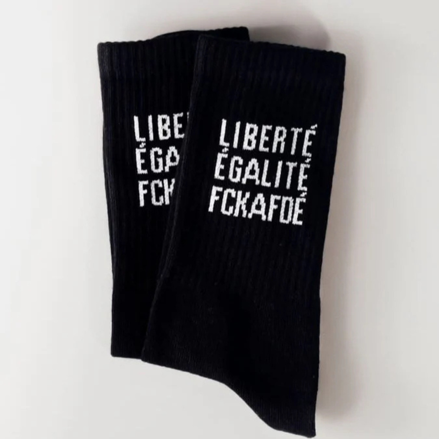 Statementsocken LIBERTÉ ÉGALITÉ FUCK AFD von arrel in schwarz, gefaltet