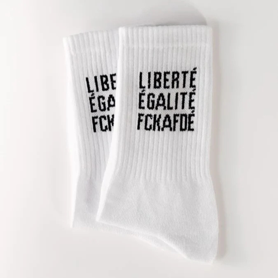 Statementsocken LIBERTÉ ÉGALITÉ FUCK AFD von arrel in weiß, gefaltet