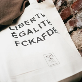 Tote Bag – LIBERTÉ ÉGALITÉ FUCK AFD von arrel wird über der Schulter getragen