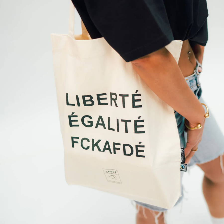 Person trägt Tote Bag – LIBERTÉ ÉGALITÉ FUCK AFD von arrel Natur 
