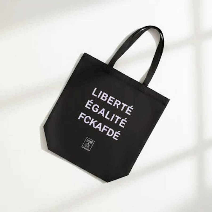 Tote Bag – LIBERTÉ ÉGALITÉ FUCK AFD von arrel. Schwarz mit hell-lila Schrift vor weißem Hintergrund