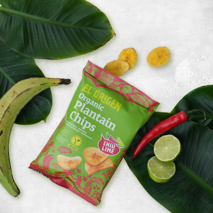Bio Kochbananen Chips mit Chili & Lime von el origen – Verpackung von vorne mit einer Kochbanane, Chili und aufgeschnittenen Limette