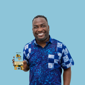 Person lacht und hält die Vegane Helle mit Kokosnuss & Ananas (42%) von Fairafric in der Hand