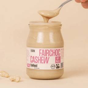 fairfood Cashew Vanille Creme im Pfandglas, geöffnet mit Löffel