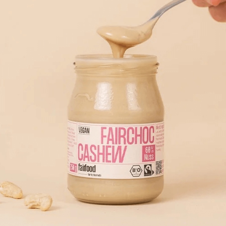 fairfood Cashew Vanille Creme im Pfandglas, geöffnet mit Löffel