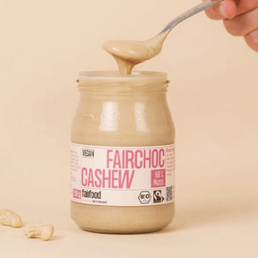 fairfood Cashew Vanille Creme im Pfandglas, geöffnet mit Löffel