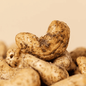 fairfood faire Cashews mit Pfeffer & Knoblauch auf einem Haufen