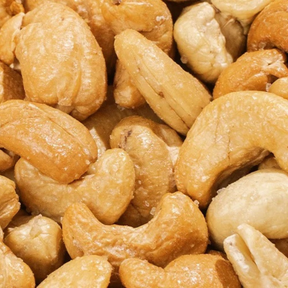 Gesalzene und geröstete Cashewkerne von fairfood – Nahaufnahme